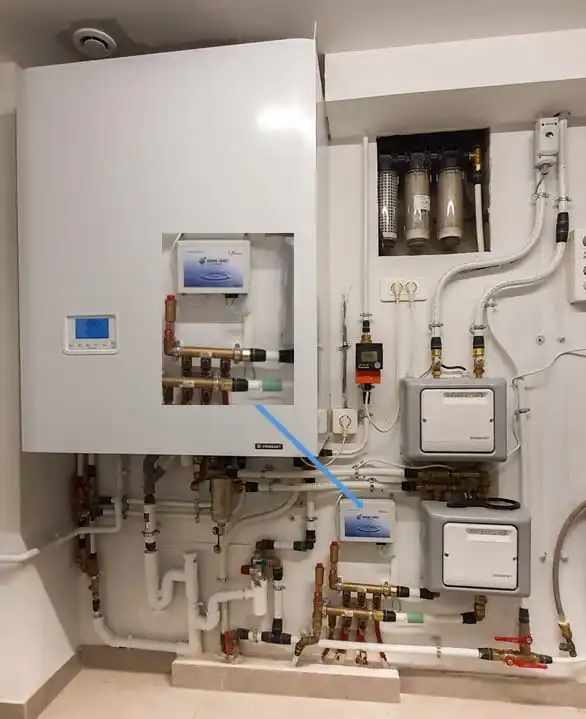 ULF 2.1 installé près d'une chaudière avec bobine empêchant la formation de boues, corrosion et biofilms dans le circuit de chauffage plancher chauffant.